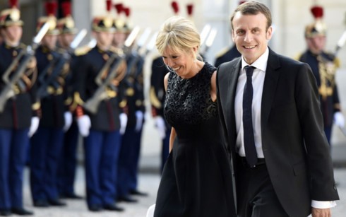 Ông Emmanuel Macron (39 tuổi) - người đang có cơ hội rất lớn trở thành Tổng thống Pháp kết hôn với bà Brigitte Marie-Claude Trogneux (63 tuổi), người từng là giáo viên của ông. Cặp  vợ già chồng trẻ này không có con chung, bà Trogneux có 3 con riêng, con cả của bà sinh năm 1975, hơn ông Macron 2 tuổi.